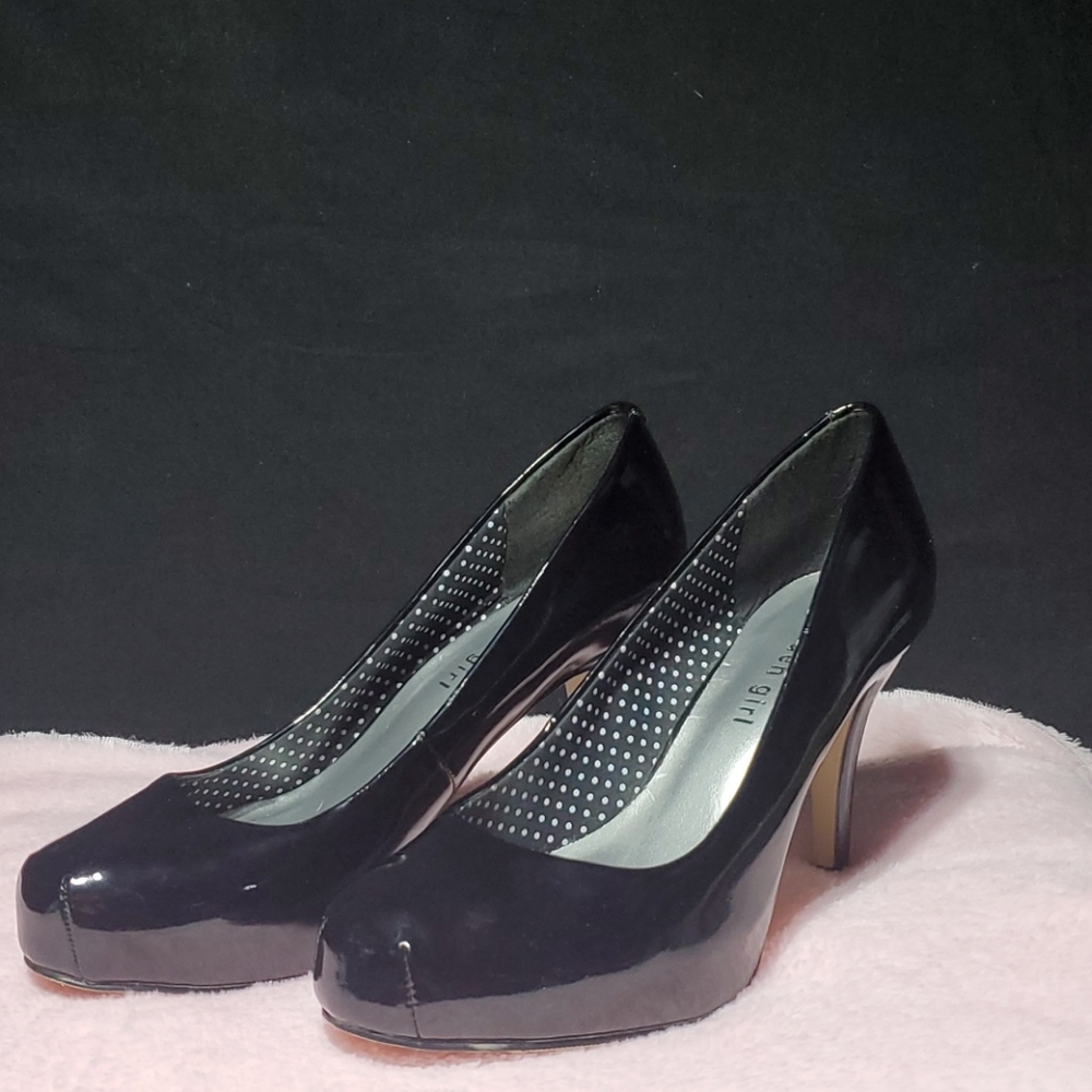 Madden girl, shiny black pumps.